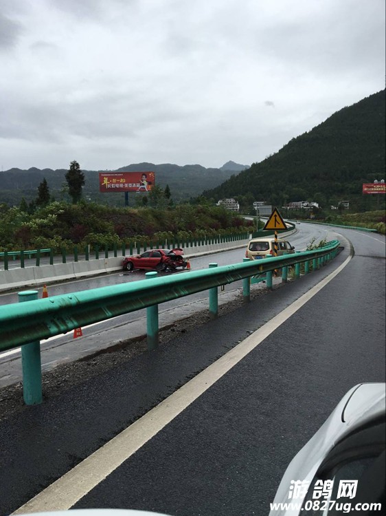 大家开慢点,下雨路滑,太危险了,人员伤亡情况不明!