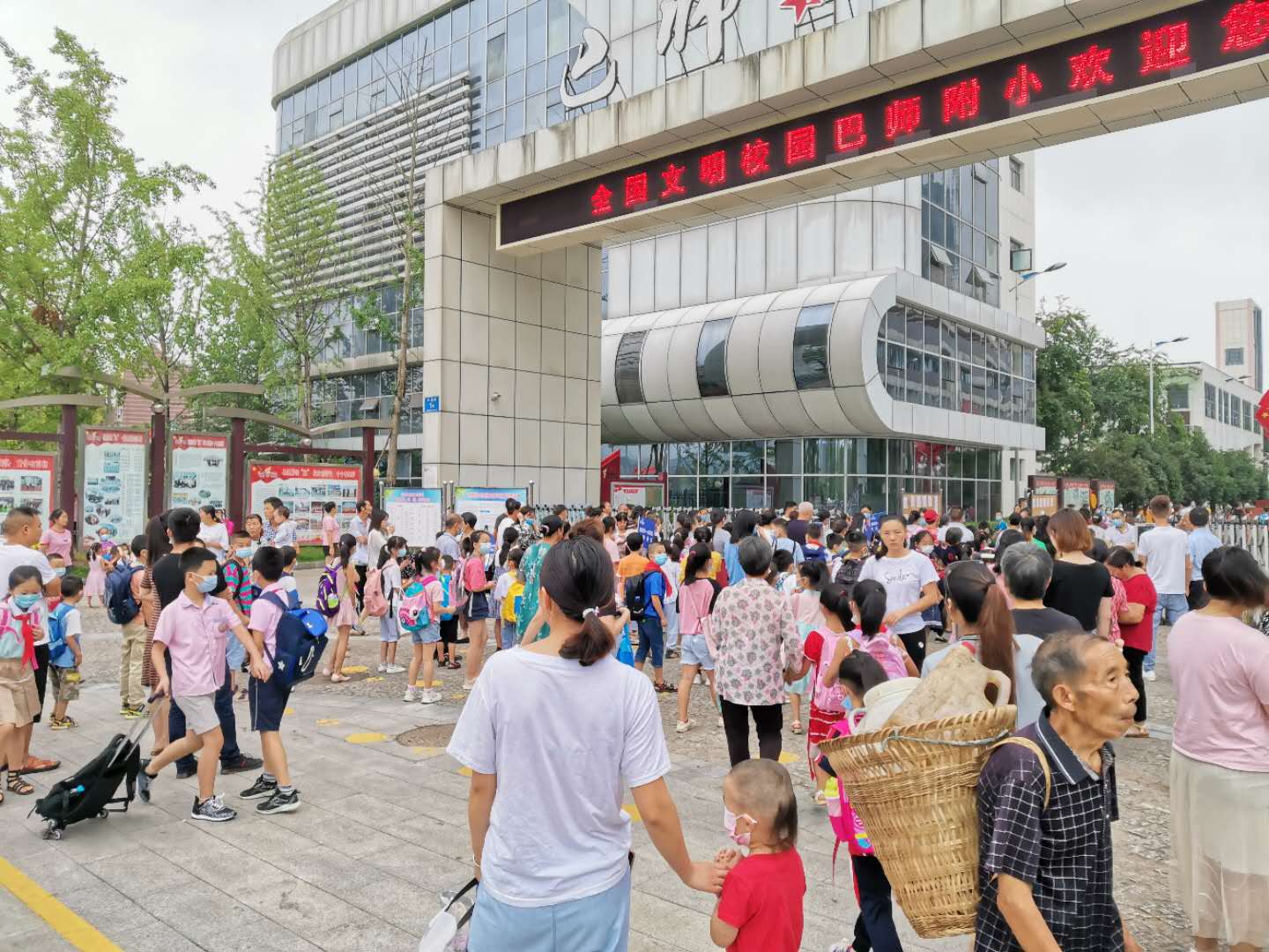 开学这一天巴中两所学校外却多了一群特殊的人他们的做法让学生家长